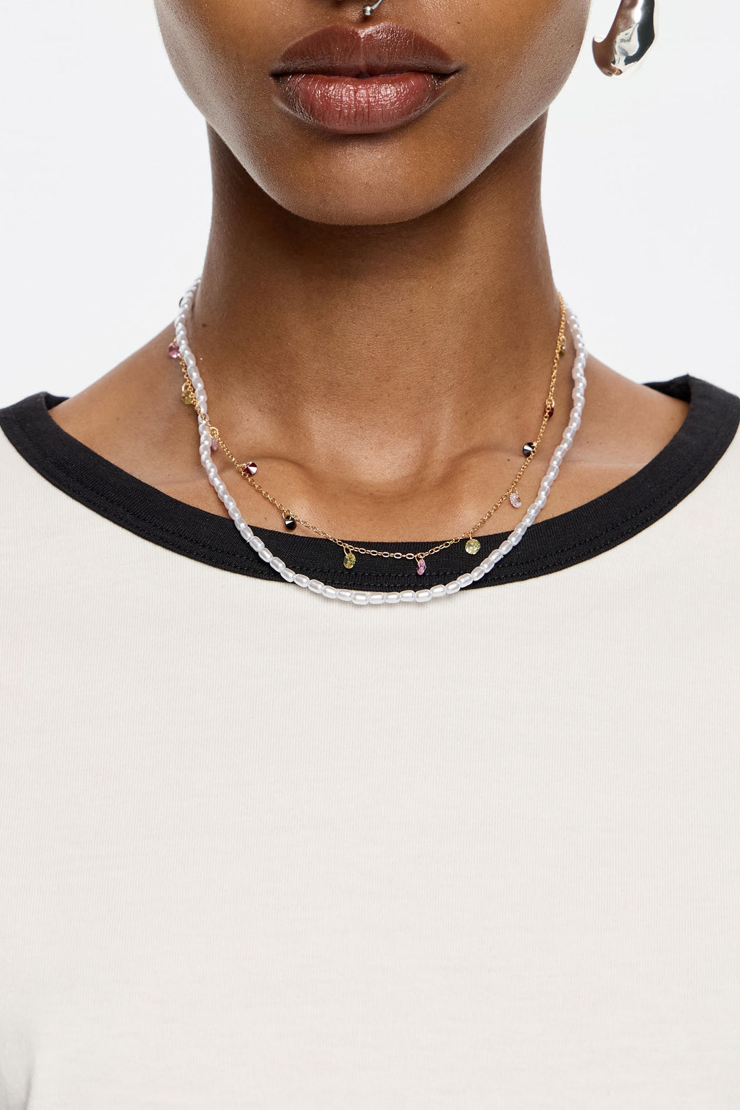 Pearls and crystals logo heart necklace