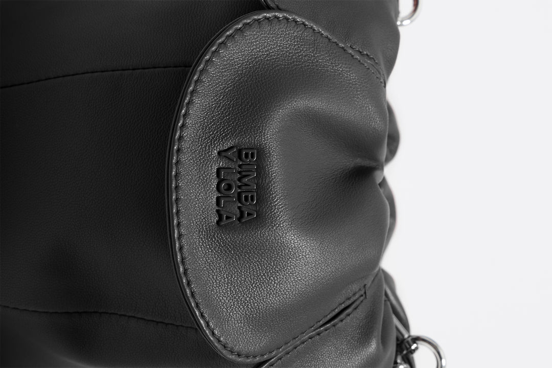Black leather Pétalo bag