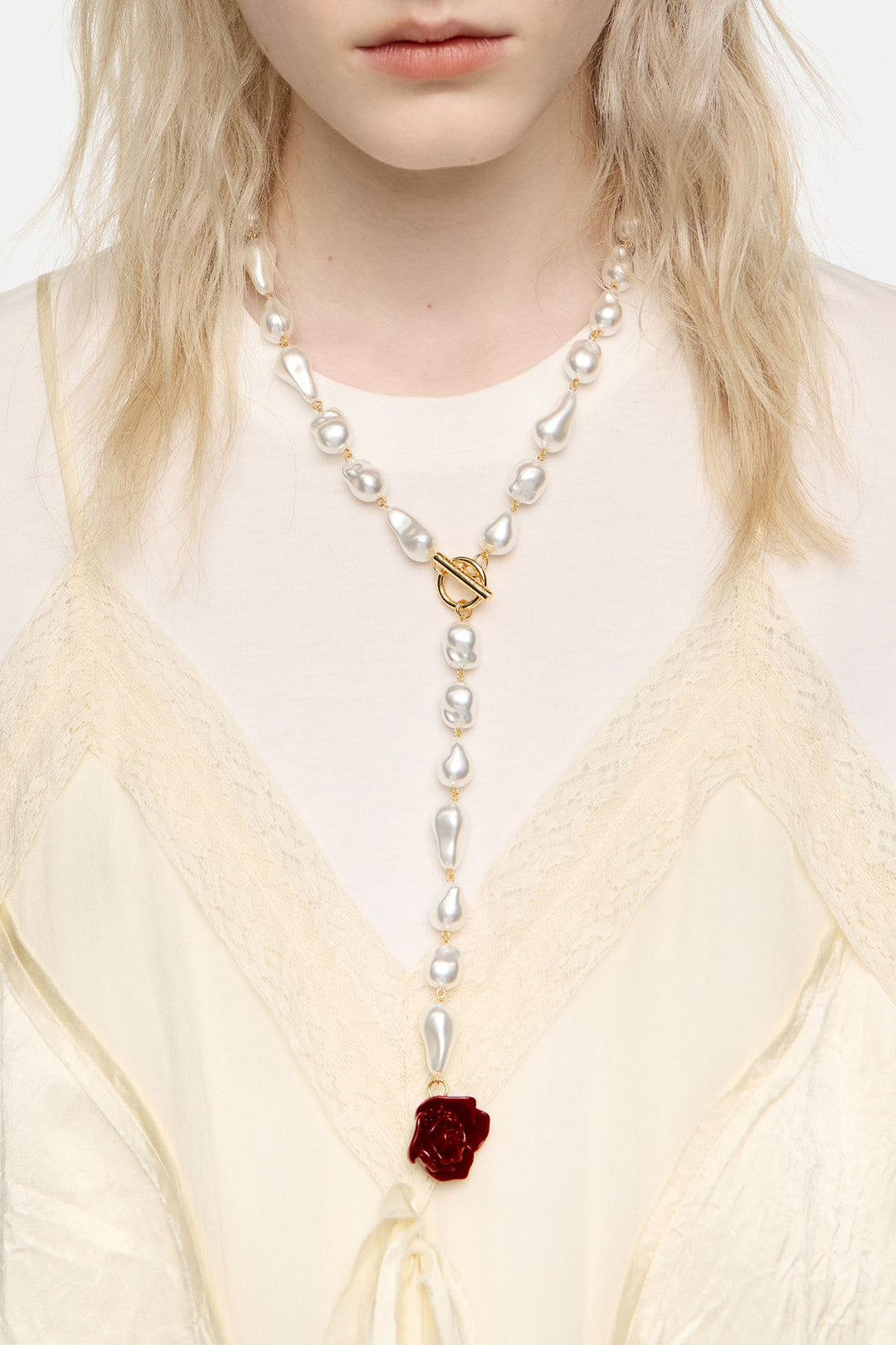 Red rose pearl necklace