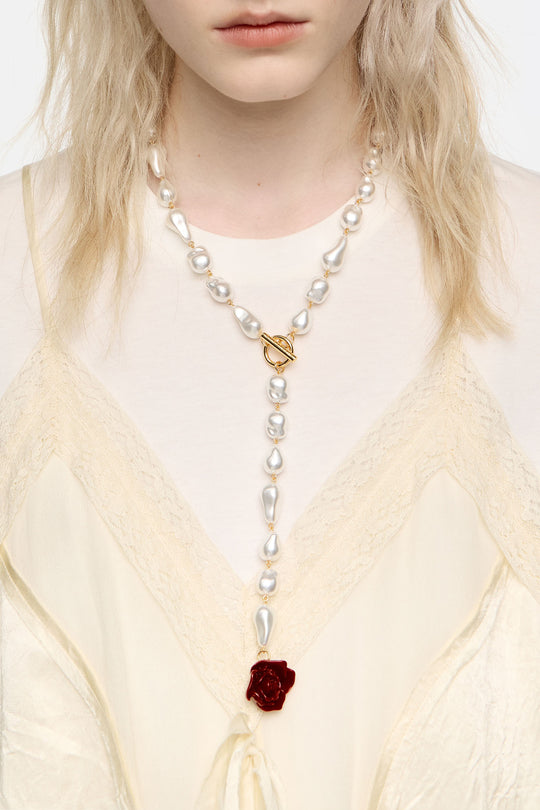Red rose pearl necklace