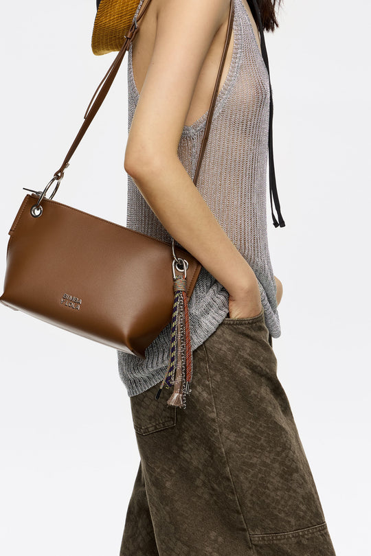 Medium oak leather trapezium bag