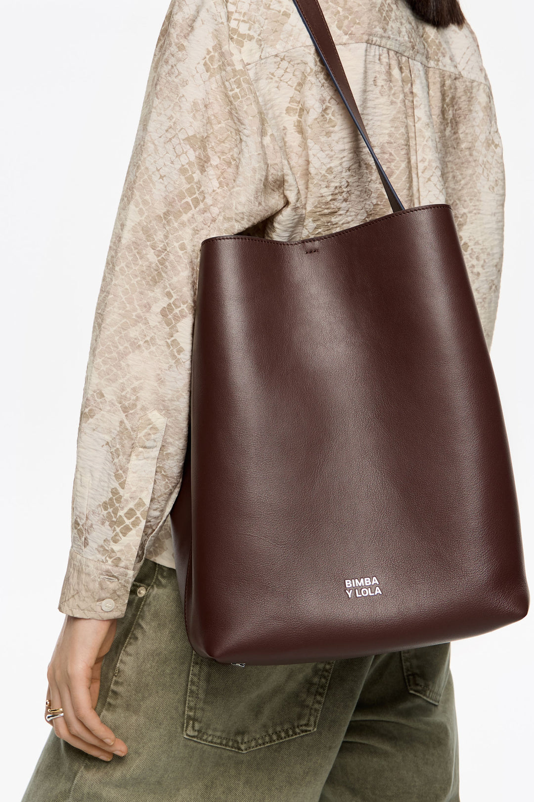 Large chocolate leather Carlino bag