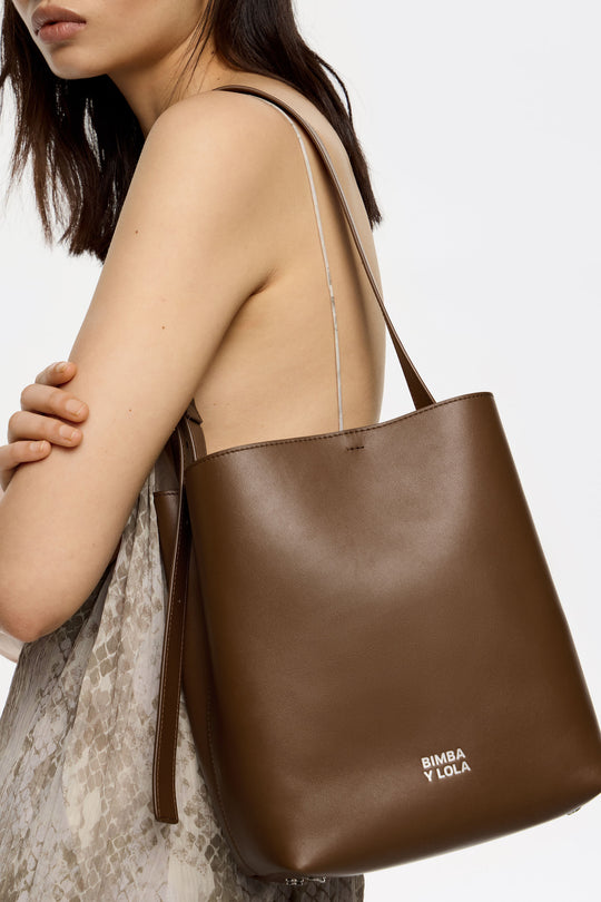 Medium oak leather Carlino bag