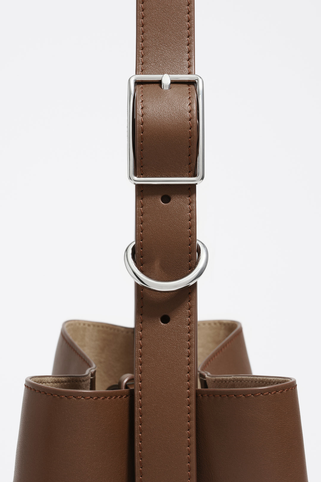 Medium oak leather Carlino bag