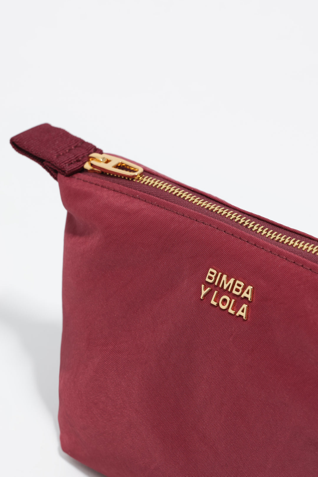 Small burgundy nylon Trapecio make-up case