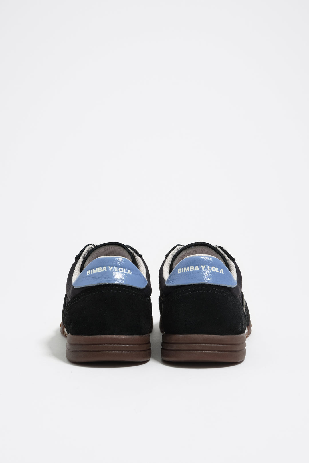 Black 13 16 Indoor sneaker