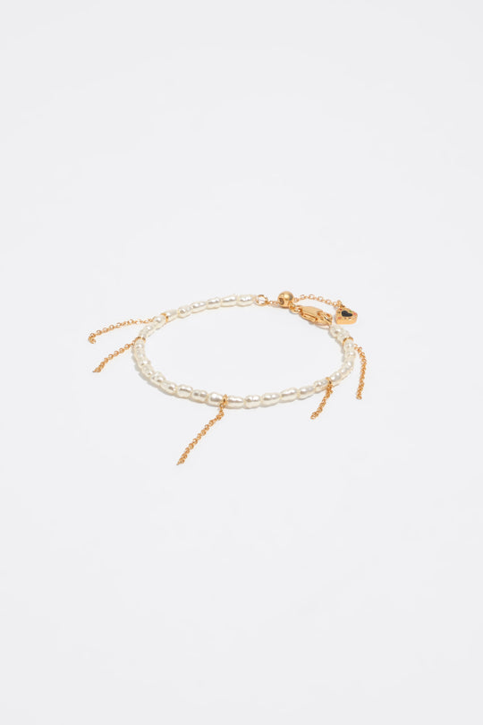 Golden chain and pearls bracelet