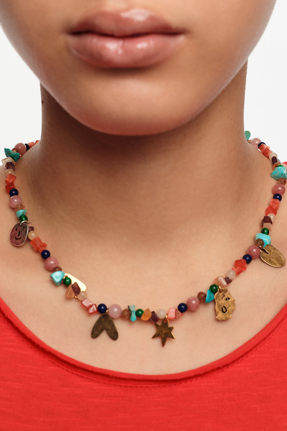 Necklace with metal silhouettes and multicolor stones