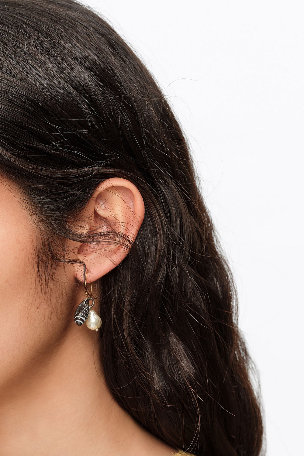 Seashell and pearl golden hoop earrings
