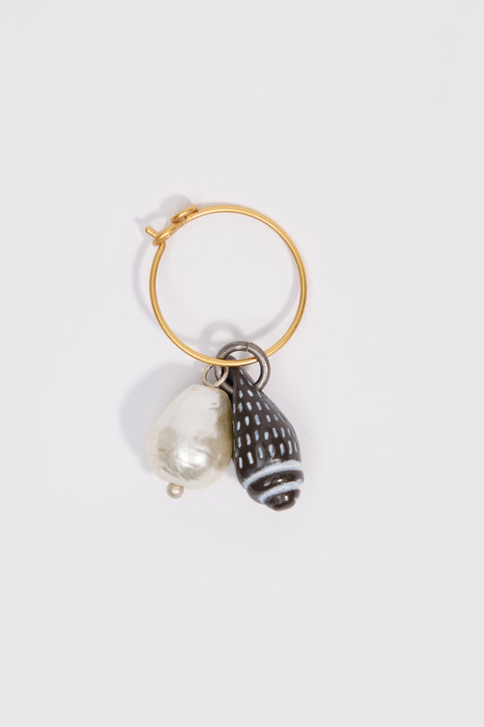 Seashell and pearl golden hoop earrings