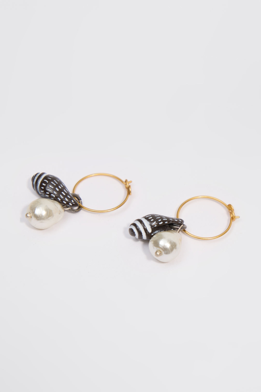 Seashell and pearl golden hoop earrings