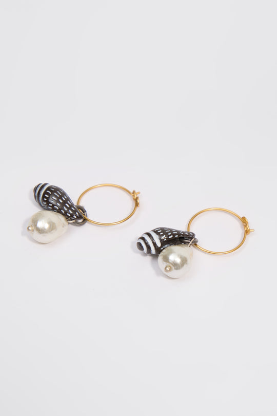 Seashell and pearl golden hoop earrings