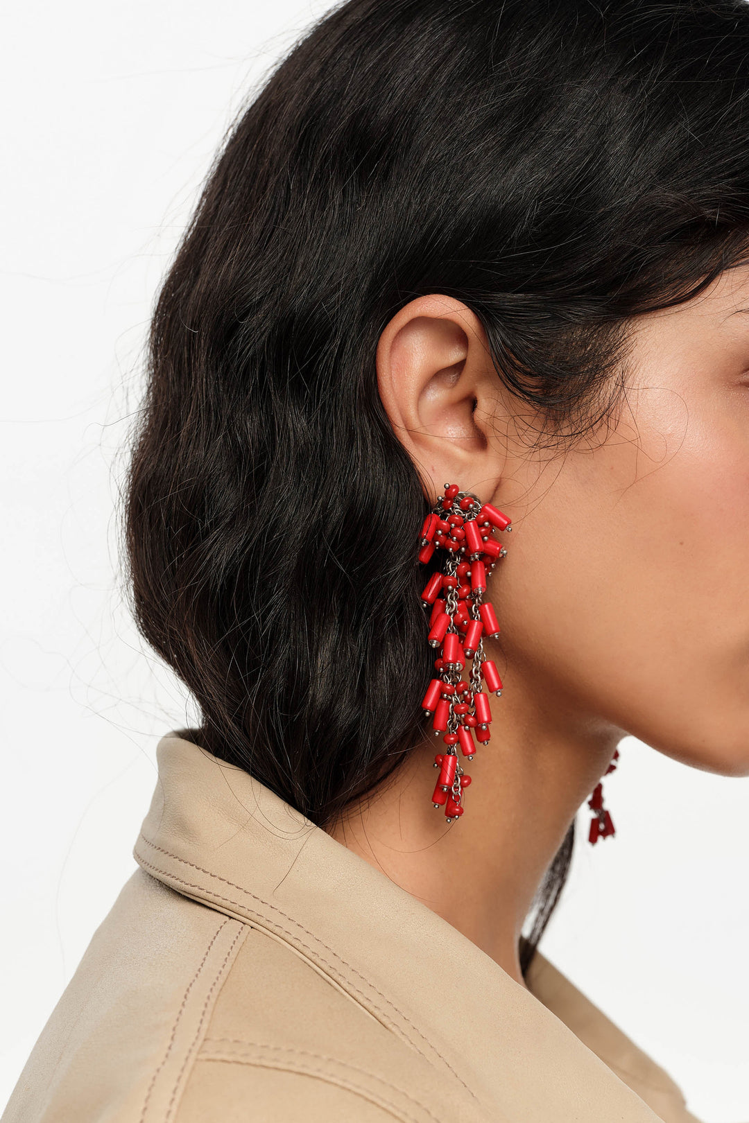 Chain earrings with coral beads