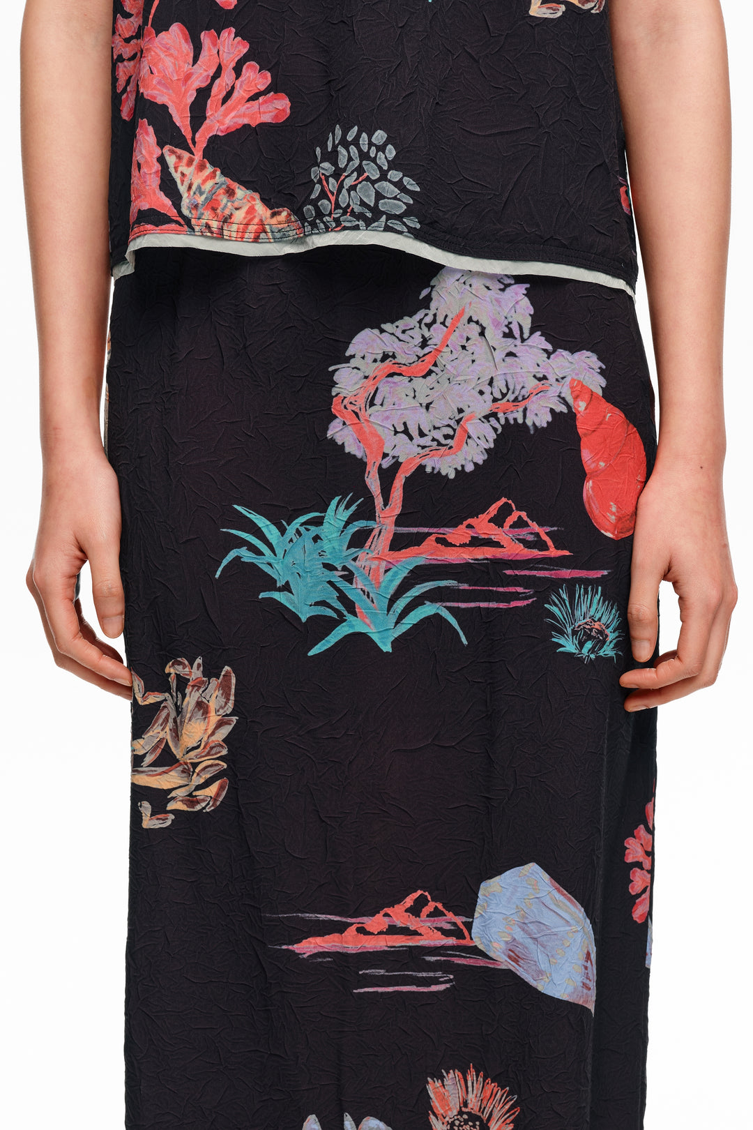 Black turtle wrinkled midi skirt