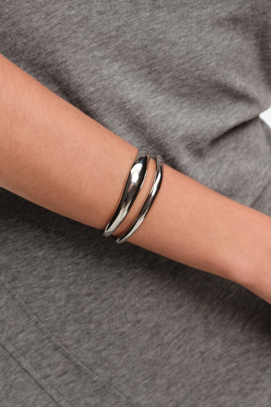 Irregular band bracelet silver metallic finish