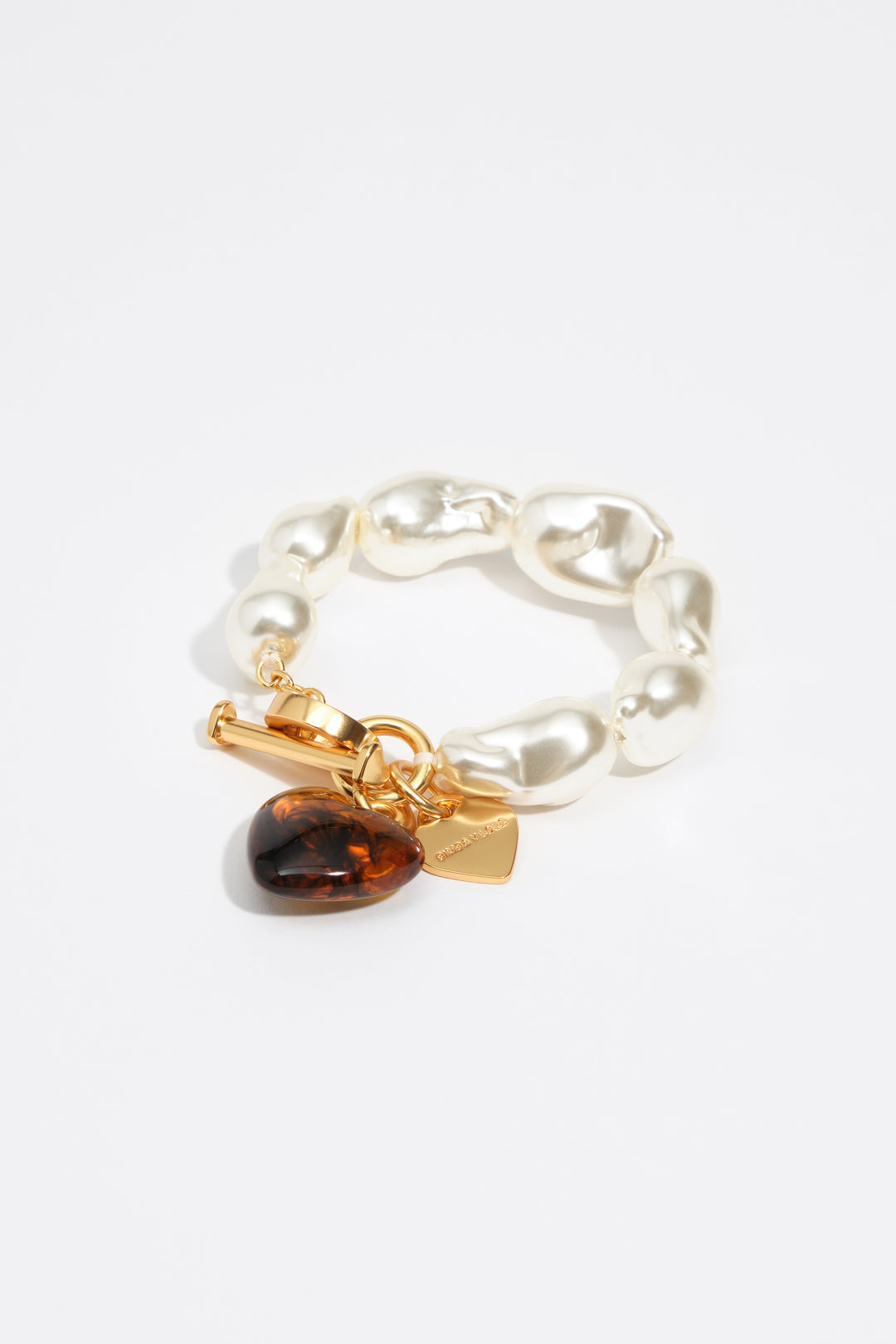Elastic bracelet with pearls and amber resin heart