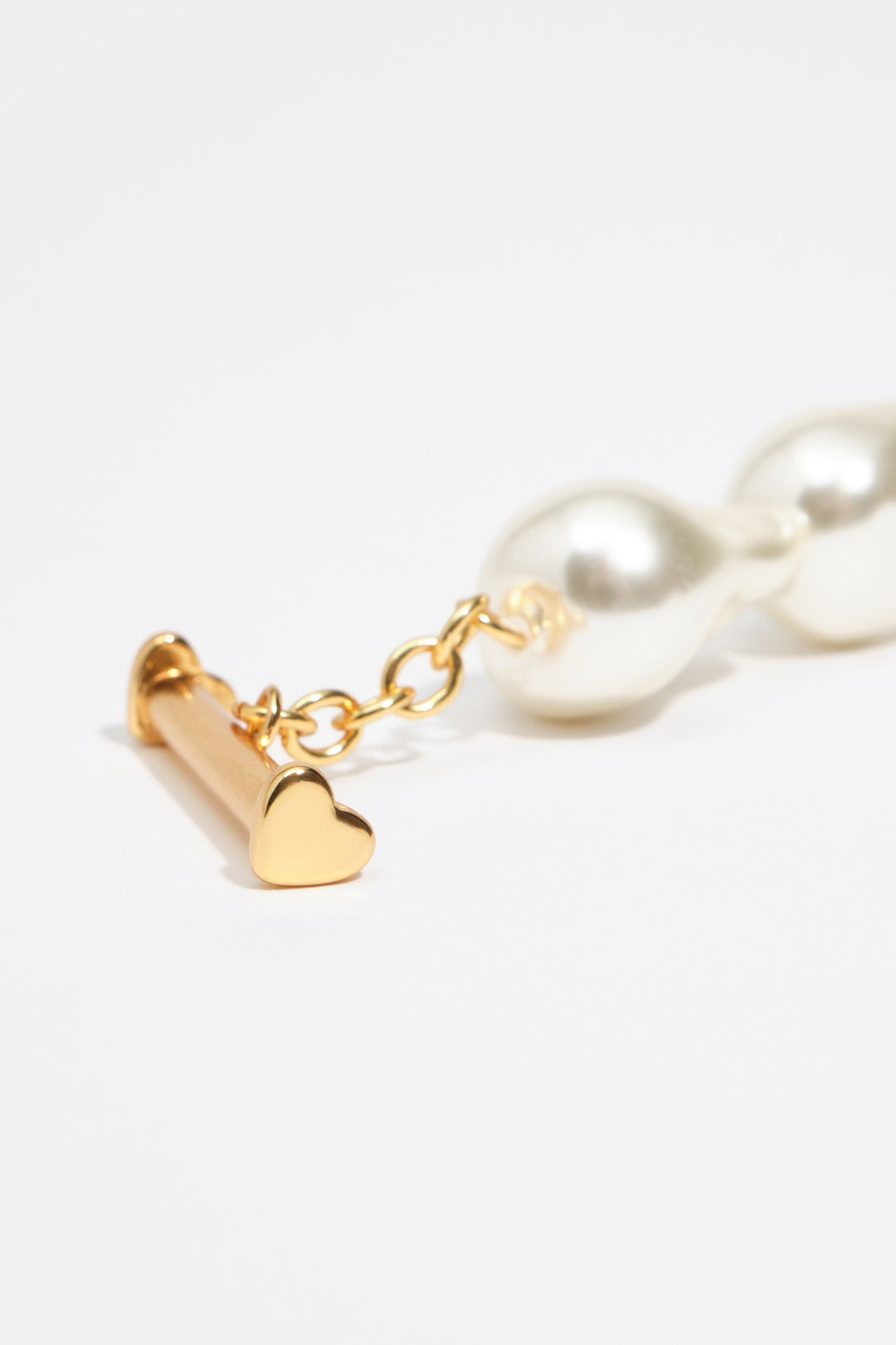 Elastic bracelet with pearls and amber resin heart