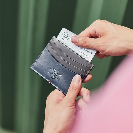 LINE D CREDIT CARD HOLDER